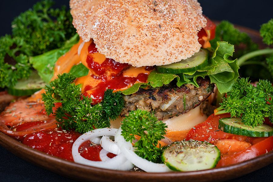 Auberginen-Burger mit kräftigem Geschmack