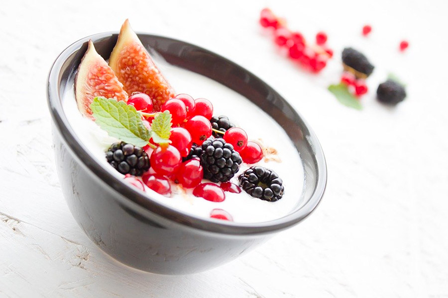 Beeren-Grießbrei mit Kokosflocken