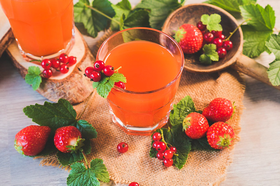 Chia-Limonade mit Beeren und Minze