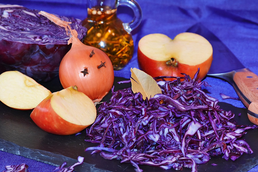 Gebratene Polenta mit Pilzsauce und Rotkohl