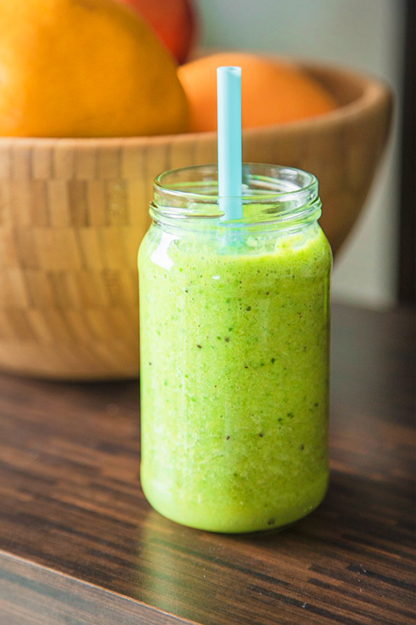 Smoothie mit Kiwi, Apfel, Spinat und Chiasamen