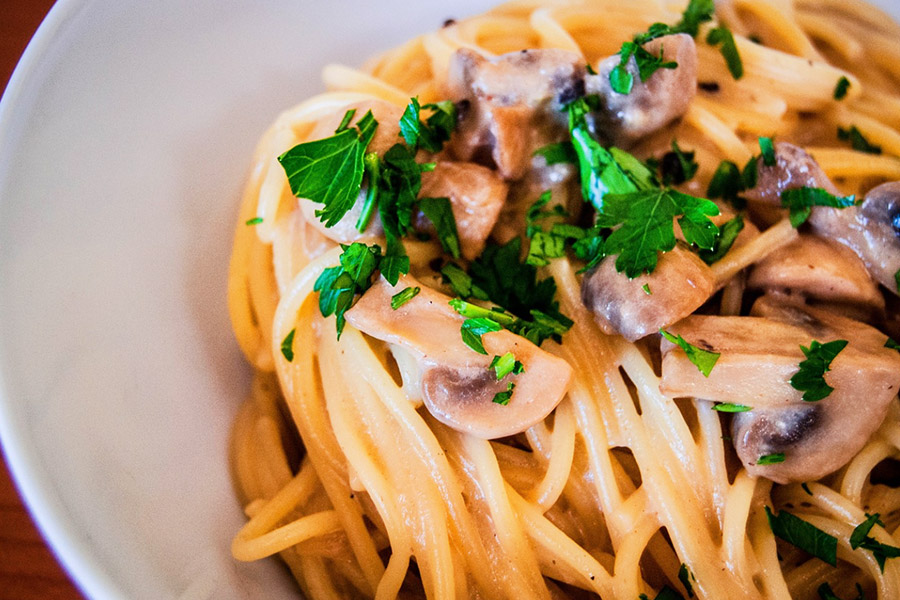 Spaghetti mit Champignons an Blumenkohl-Sauce