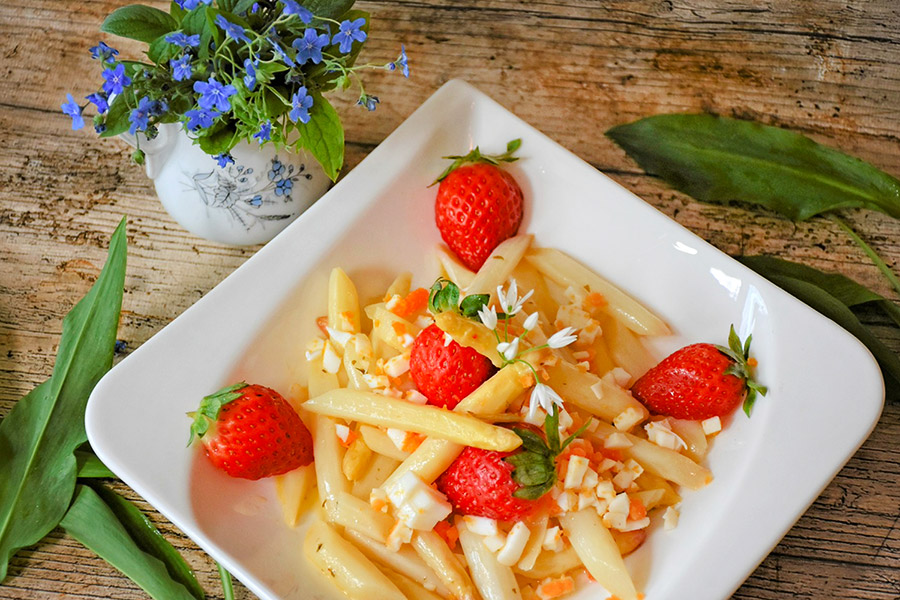 Spargelsalat mit Zedernnüssen